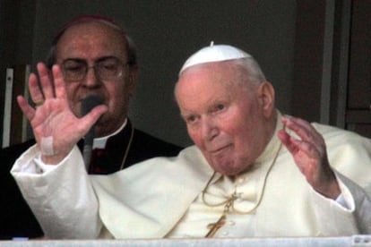 Juan Pablo II saluda desde la ventana del policlínico bajo la atenta mirada del cardenal Sandri.
