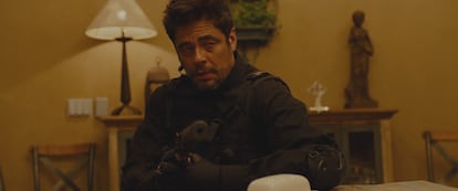 Benicio del Toro in a still from the film 'Sicario' (dir. Villenueve, 2015).