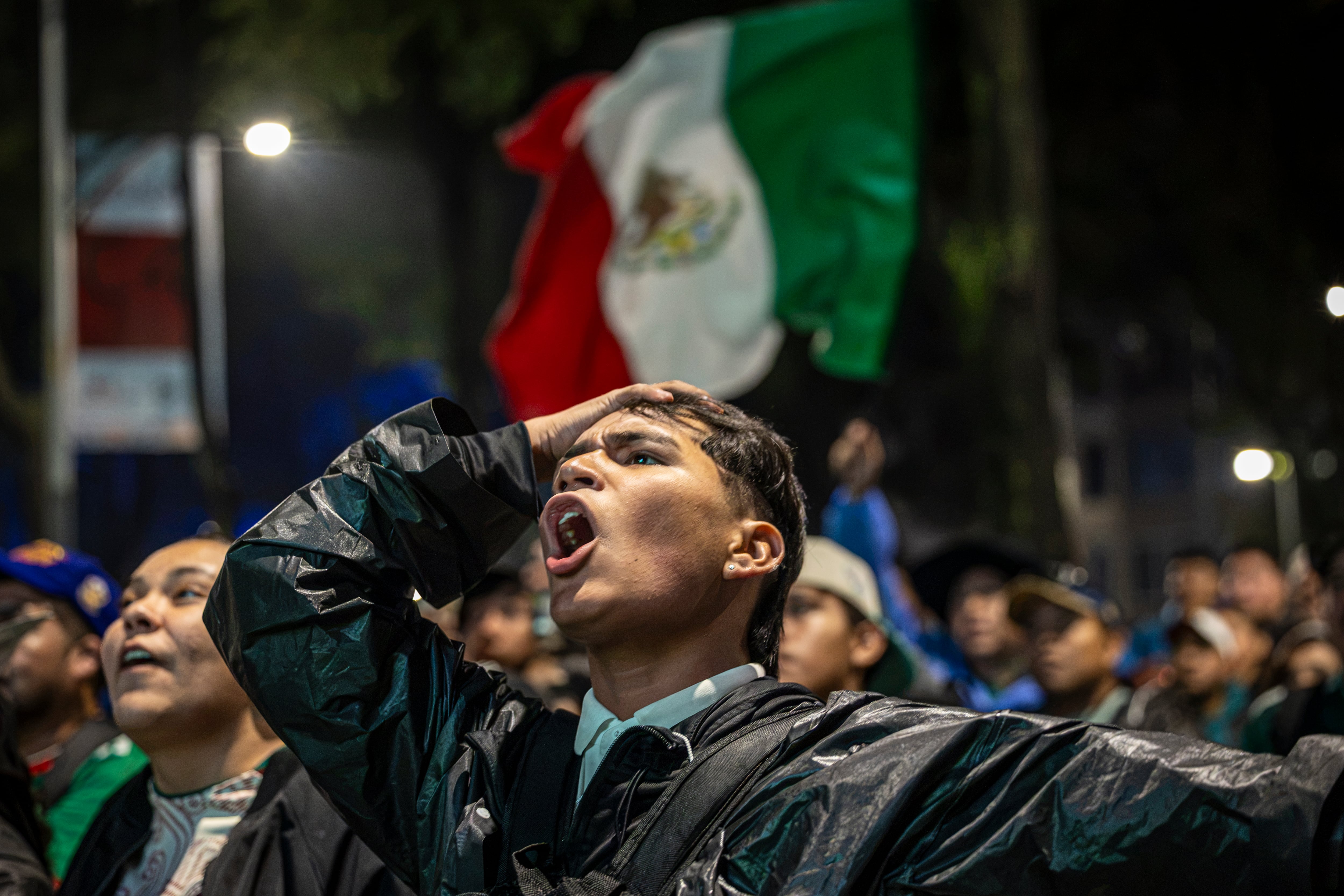 La desilusión se refleja en el rostro de un aficionado mexicano tras la derrota de la selección nacional.