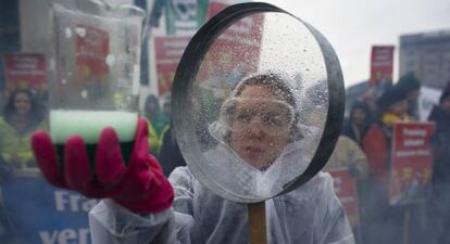 Manifestación contra el fracking ante la Cancillería en Berlín (Alemania).