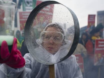 Manifestación contra el fracking ante la Cancillería en Berlín (Alemania).