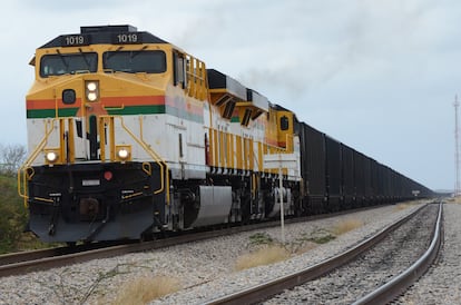 Un tren transporta 150 vagones llenos de carbón, desde Cerrejón hacia Puerto Bolívar, en 2017.