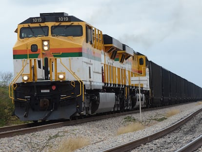 Un tren transporta 150 vagones llenos de carbón, desde Cerrejón hacia Puerto Bolívar, en 2017.