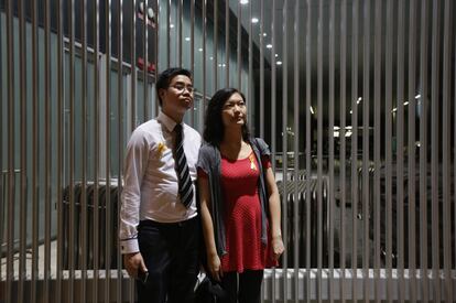 Él es empresario, ella trabajadora social. Terrence Tang, a la izquierda, de 28 años, y su pareja, Jacqueline Cheung, de 30, no se han unido a las manifestaciones. "No soy entusiasta de 'Occupy Central", pero me opongo a los argumentos inadmisibles contra el movimiento", afirma Tang.