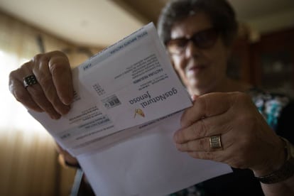 Una mujer revisa la factura de la luz, en una imagen de archivo.