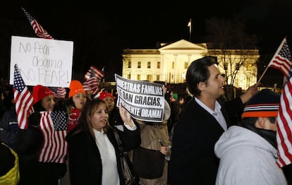 Partidarios del presidente Obama se manifiestan frente a la Casa Blanca después de escuchar el mensaje sobre las medidas migratorias