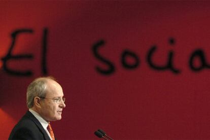 El primer secretario del PSC, Jos Montilla, durante la rueda de prensa ofrecida hoy en Barcelona.