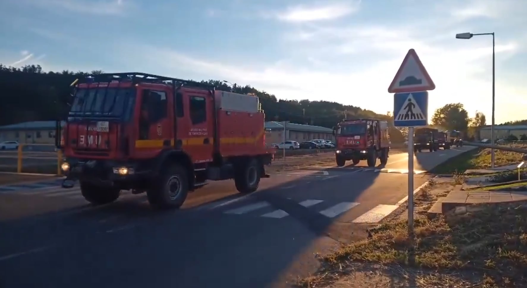 El avance de las llamas obliga a confinar dos pueblos en la montaña leonesa 