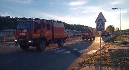 Caminos de bomberos de la UME en Villagatón (León), este lunes.