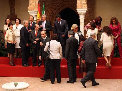 Los consejeros se colocan para la foto de familia del Gobierno tras tomar posesión.