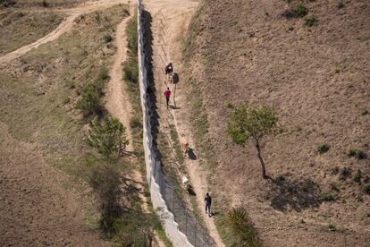 Los tramos construidos se sitúan en los pasos fronterizos de Jimaní y Elías Piña, el segundo y tercero en importancia entre ambos países, y las obras todavía están en marcha.