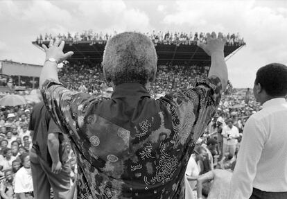 31 de enero 1994. El presidente Mandela se dirige a la multitud en el estadio Ikageng, a las afueras de la ciudad Transvaal occidental Potchefstroom. Mandela fue recibido con gran entusiasmo en el acto dentro de la campaña pre electoral.