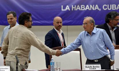 De izquierda a derecha, Iván Márquez, jefe negociados de las FARC, le da la mano a su homólogo del Gobierno, Humberto de la Calle, tras pactar los protocolos del cese al fuego.