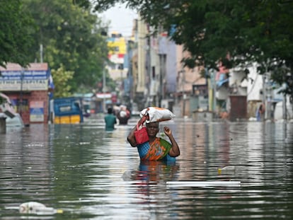 Una mujer cruzando una calle inundada en Chennai (India) el pasado día 6 de diciembre.