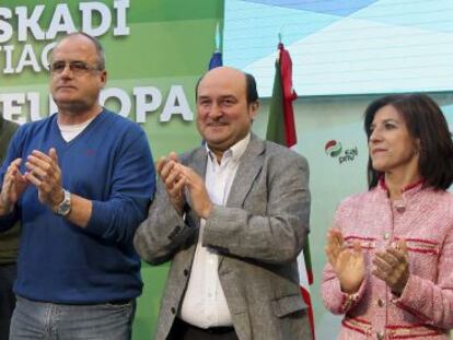 DE izquierda a derecha, Jordi Turull, Joseba Egibar, Andonio Ortuzar e Izaskun Bilbao este viernes en el acto electoral de Bergara. 