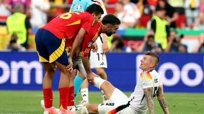 Carvajal y Rodri ayudan a Kroos a estirar el gemelo derecho durante el partido entre España y Alemania el viernes en Stuttgart.
