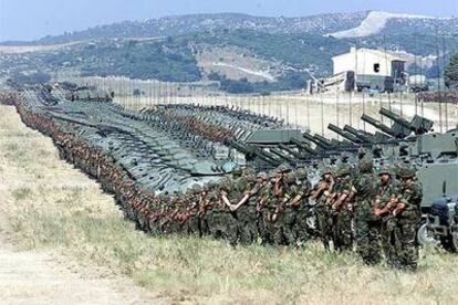 La Brigada Pesada (BRIPES 01), creada en el año 2000 de acuerdo con el Objetivo de Fuerza Conjunto, forma para pasar revista ante el Rey en el año 2001.