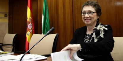La consejera de Hacienda, Carmen Martínez Aguayo, prepara la documentación para la comparecencia de este jueves.