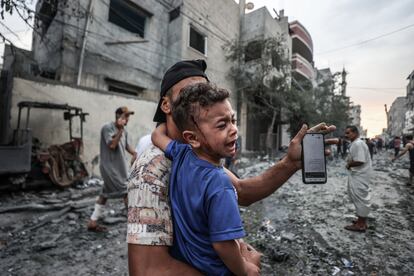 Un niño palestino herido llora tras un ataque aéreo israelí sobre el campo de refugiados de Shati, en la Franja de Gaza, este lunes.