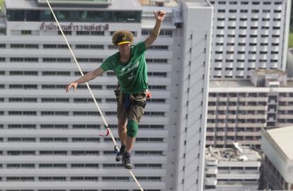 Andy Lewis camina a 169 metros del suelo entre dos edificios en Bangkok, Tailandia.