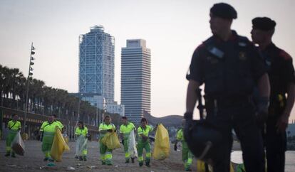 Mossos i serveis de neteja pentinen la Barceloneta.