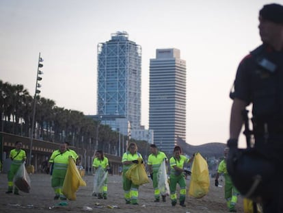 Mossos i serveis de neteja pentinen la Barceloneta.