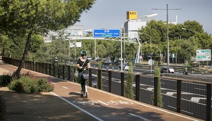 Carril bici que connecta Barcelona i Esplugues.