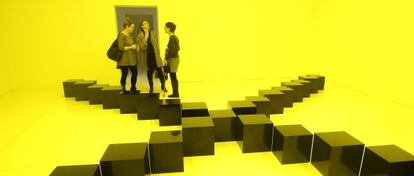 Piedras negras bajo luz amarilla, de Bruce Nauman, en la exposición 'La persistencia' de la geometría.