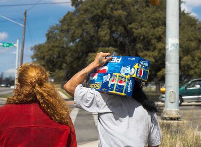 La fractura social en Estados Unidos, con la división entre excluidos e incluidos constituye un elemento esencial en la muestra de Graham, por lo que refleja la vida de los menos favorecidos en sus fotografías. Imágenes que no contienen mucha actividad, pero en las que nada está concluido y se contempla cualquier posibilidad. En la imagen, <i>Pepsi Walkers</i>.