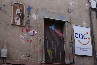 La seu de CDC de Sabadell pintada.