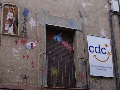 La sede de CDC de Sabadell pintada.