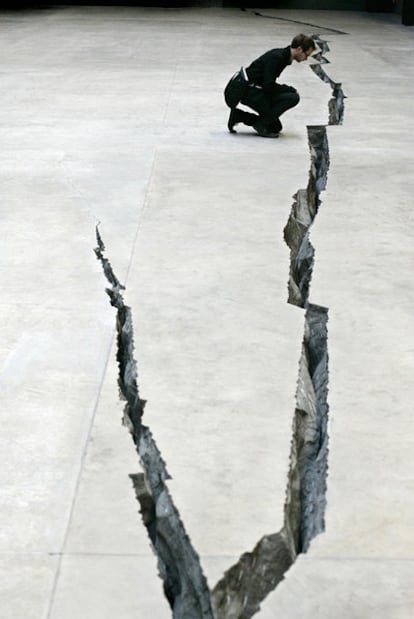 <i>Shibboleth,</i> el impresionante montaje con el que Doris Salcedo rajó el suelo de la Tate Modern en 2007.