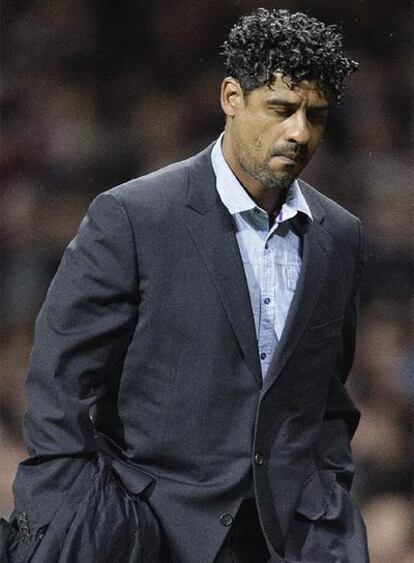 Frank Rijkaard abandona cabizbajo Old Trafford.