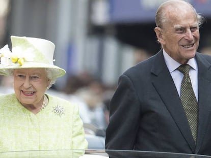 Elizabeth II e Philip de Edimburgo, andando pelas ruas de Londres