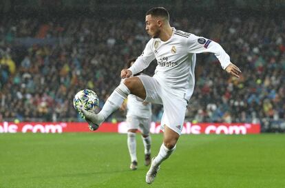 Hazard controla el balón en el encuentro entre el Real Madrid y el PSG en el Bernabéu.