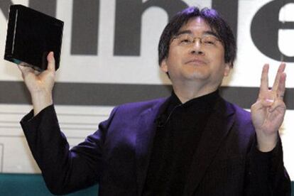 Satoru Iwata, presidente de Nintendo, con la nueva consola Revolution.