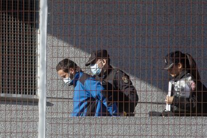 El autor confeso del crimen de una mujer en Lugo, escoltado este jueves por policías.