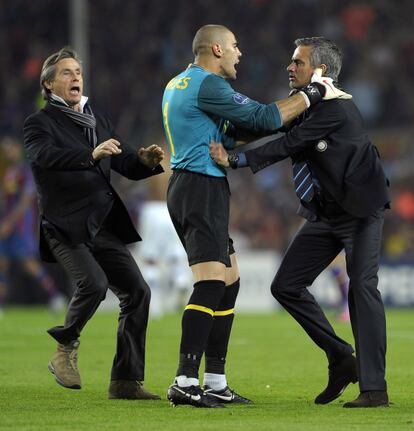 Victor Valdés se encara con Mourinho después de que el Barça fuese eliminado en 2010 y el técnic portugués saltase al campo a celebrarlo.