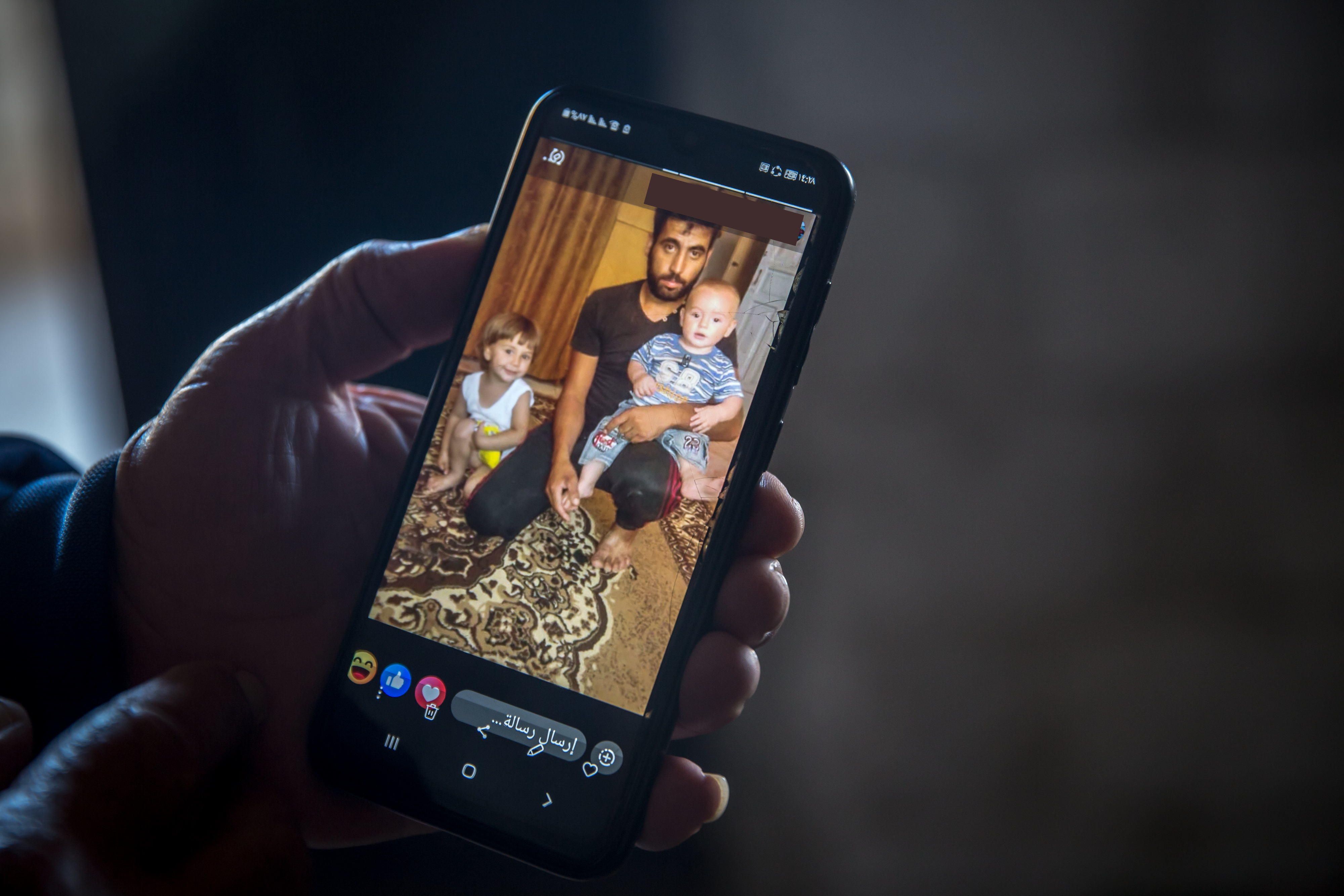 Abdullah al Akhras con sus hijos, en una imagen tomada antes de su detención.