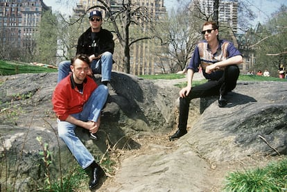 Rafa Sánchez, Mario Martínez y Luis Bolín, del grupo La Unión en, en Central Park, durante una gira por Estados Unidos en 1988.