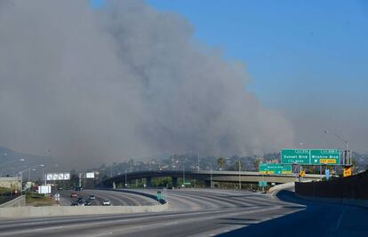 El fuego en Bel Air bajó por la montaña hasta la autopista 405, la arteria norte-sur de Los Ángeles, que tuvo que ser cortada durante varias horas el miércoles. Las imágenes de los conductores pasando por al lado de la montaña ardiendo dieron la vuelta al mundo. Los Ángeles sufrió uno de los peores días de tráfico. Sí, eso es posible.