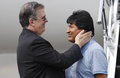 Evo Morales con el canciller Marcelo Ebrard a su llegada a México