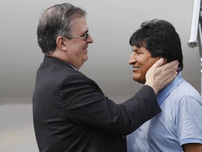Evo Morales con el canciller Marcelo Ebrard a su llegada a México