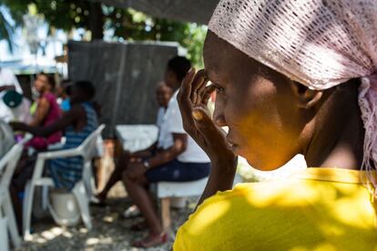 Una mujer espera su turno para ser atendida en el Centro de Tratamiento de Cólera. Casi un centenar de pacientes llega cada día al centro de urgencias de MSF en Martissant, Puerto Príncipe.