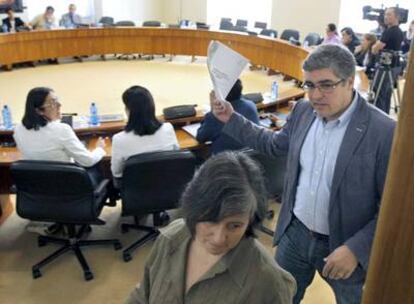 Los diputados del BNG Ana Bouza y Carlos Aymerich, en el momento de abandonar la comisión.