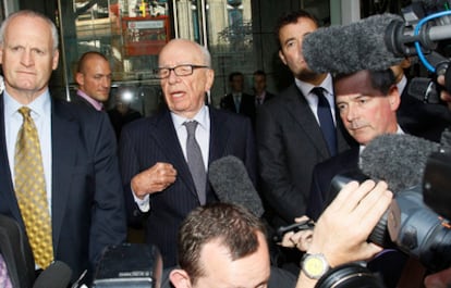 Murdoch responde a la prensa tras reunirse con la familia de Milly Dowler en un hotel de Londres.