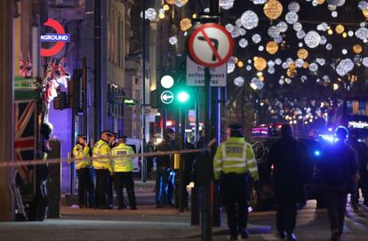 Policies acordonen l'estació d'Oxford Circus, aquesta nit.