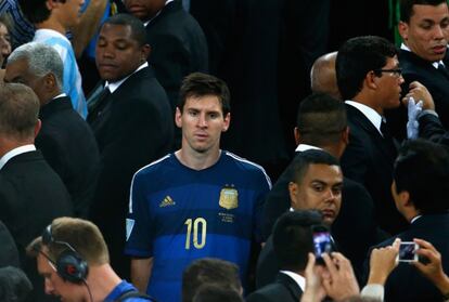 Messi, en las escaleras antes de recibir el Bal&oacute;n de Oro.