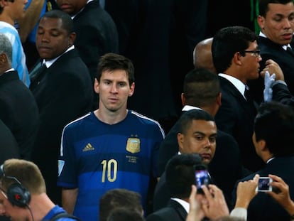 Messi, en las escaleras antes de recibir el Bal&oacute;n de Oro.