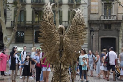 Una estatua humana en La Rambla, la semana pasada.